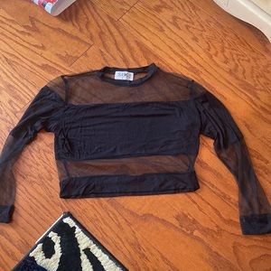 Seek the label partial mesh crop in black